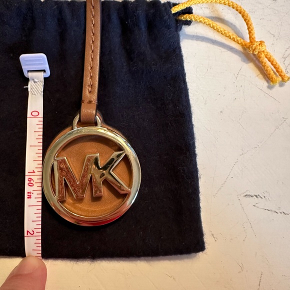 Michael Kors bag charm with brown leather backing EUC - Picture 5 of 6